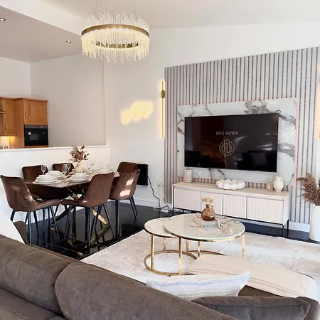 Lux 2-bed Centre Sleeps 6 Free Parking Balcony Near Station & Millennium Square View * Leeds