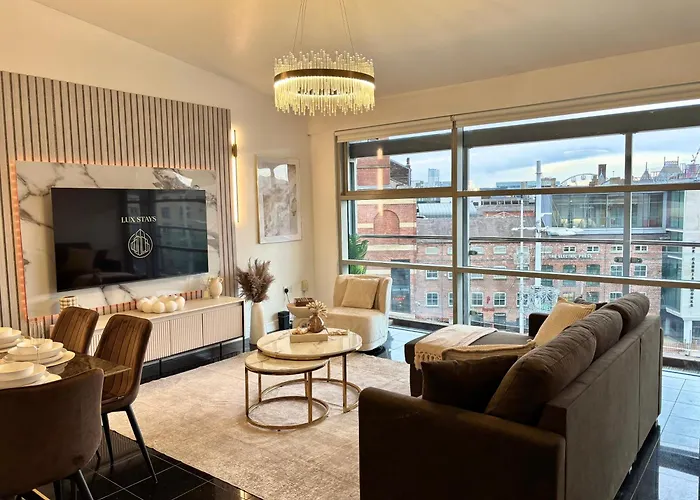 Lux 2-bed Centre Sleeps 6 Free Parking Balcony Near Station & Millennium Square View *