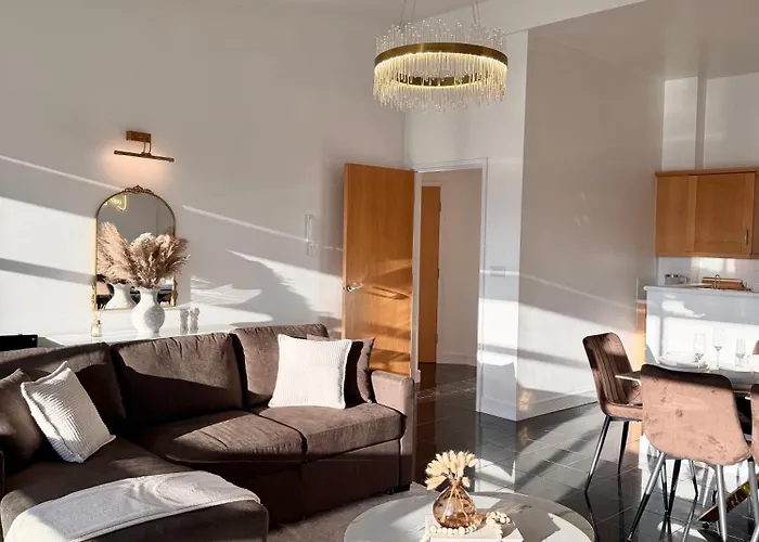 Lux 2-bed Centre Sleeps 6 Free Parking Balcony Near Station & Millennium Square View Apartman *