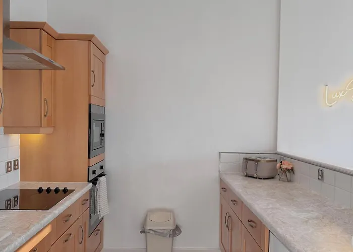 Lux 2-bed Centre Sleeps 6 Free Parking Balcony Near Station & Millennium Square View *