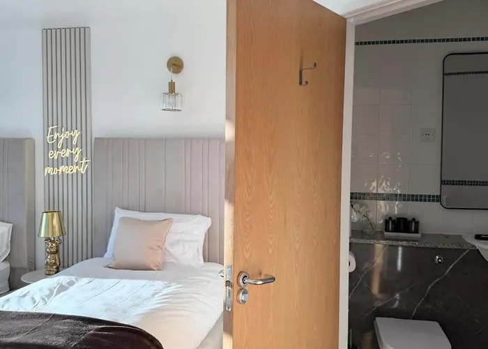 Lux 2-bed Centre Sleeps 6 Free Parking Balcony Near Station & Millennium Square View Leeds