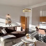 Lux 2-bed Centre Sleeps 6 Free Parking Balcony Near Station & Millennium Square View דירה *