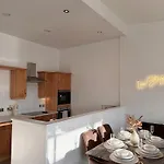 Lux 2-bed Centre Sleeps 6 Free Parking Balcony Near Station & Millennium Square View דירה *