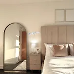 Lux 2-bed Centre Sleeps 6 Free Parking Balcony Near Station & Millennium Square View * Leeds (West Yorkshire)