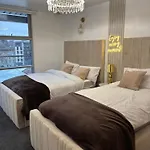 Lux 2-bed Centre Sleeps 6 Free Parking Balcony Near Station & Millennium Square View Leeds (West Yorkshire)