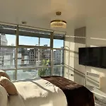 Lux 2-bed Centre Sleeps 6 Free Parking Balcony Near Station & Millennium Square View * Leeds (West Yorkshire)
