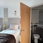 Lux 2-bed Centre Sleeps 6 Free Parking Balcony Near Station & Millennium Square View Leeds (West Yorkshire)