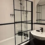Lux 2-bed Centre Sleeps 6 Free Parking Balcony Near Station & Millennium Square View דירה לידס