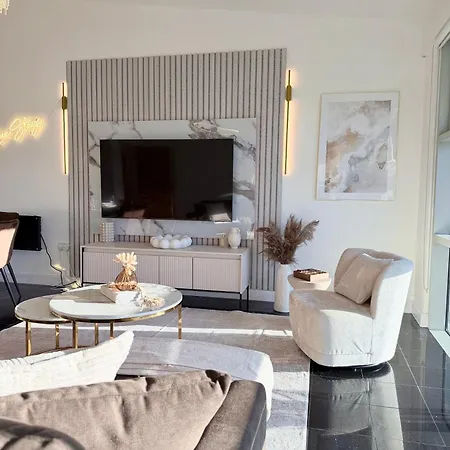 Lux 2-bed Centre Sleeps 6 Free Parking Balcony Near Station & Millennium Square View *