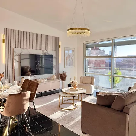 Lux 2-bed Centre Sleeps 6 Free Parking Balcony Near Station & Millennium Square View * Leeds (West Yorkshire)