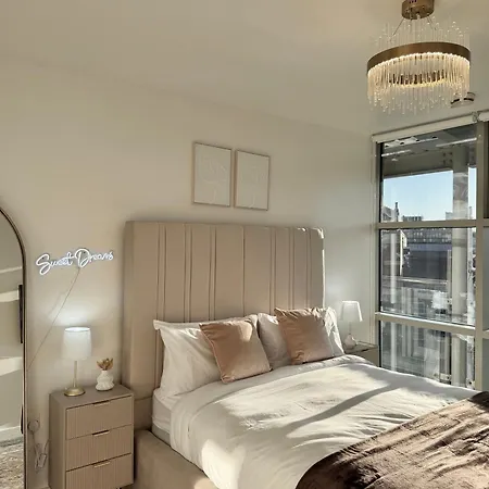 Lux 2-bed Centre Sleeps 6 Free Parking Balcony Near Station & Millennium Square View Leeds (West Yorkshire)