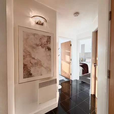Lux 2-bed Centre Sleeps 6 Free Parking Balcony Near Station & Millennium Square View * Leeds (West Yorkshire)