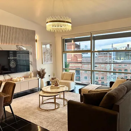Lux 2-bed Centre Sleeps 6 Free Parking Balcony Near Station & Millennium Square View *