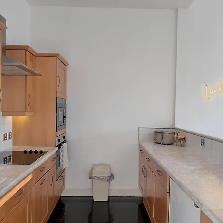 Lux 2-bed Centre Sleeps 6 Free Parking Balcony Near Station & Millennium Square View *