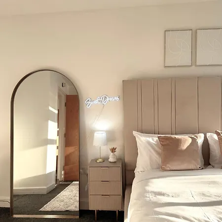 Lux 2-bed Centre Sleeps 6 Free Parking Balcony Near Station & Millennium Square View * Leeds (West Yorkshire)