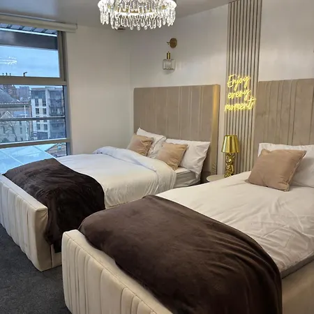 Lux 2-bed Centre Sleeps 6 Free Parking Balcony Near Station & Millennium Square View Leeds (West Yorkshire)