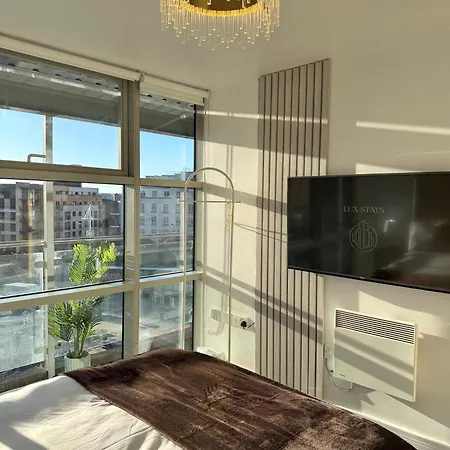 Lux 2-bed Centre Sleeps 6 Free Parking Balcony Near Station & Millennium Square View Appartement Leeds (West Yorkshire)