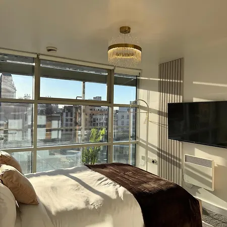 Lux 2-bed Centre Sleeps 6 Free Parking Balcony Near Station & Millennium Square View * Leeds (West Yorkshire)
