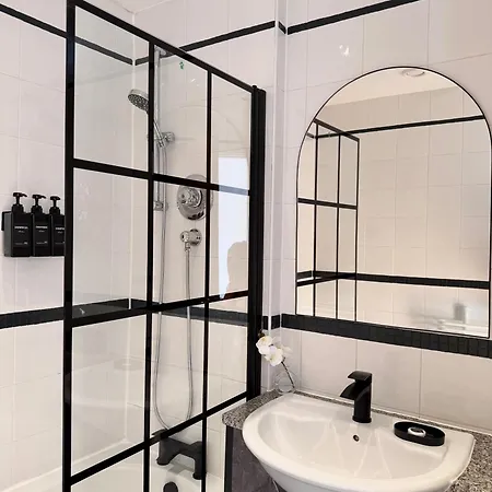 Lux 2-bed Centre Sleeps 6 Free Parking Balcony Near Station & Millennium Square View Appartement Leeds (West Yorkshire)