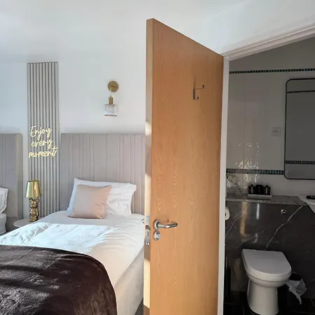 Lux 2-bed Centre Sleeps 6 Free Parking Balcony Near Station & Millennium Square View Leeds (West Yorkshire)