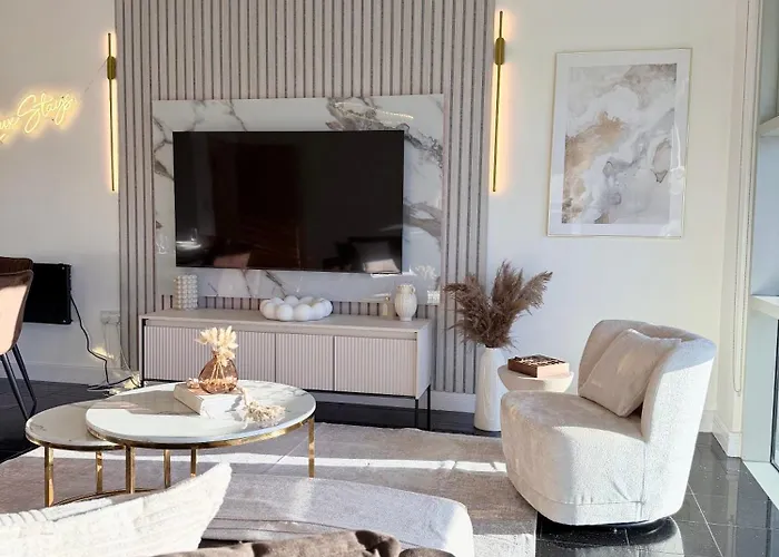 Lux 2-bed Centre Sleeps 6 Free Parking Balcony Near Station & Millennium Square View *