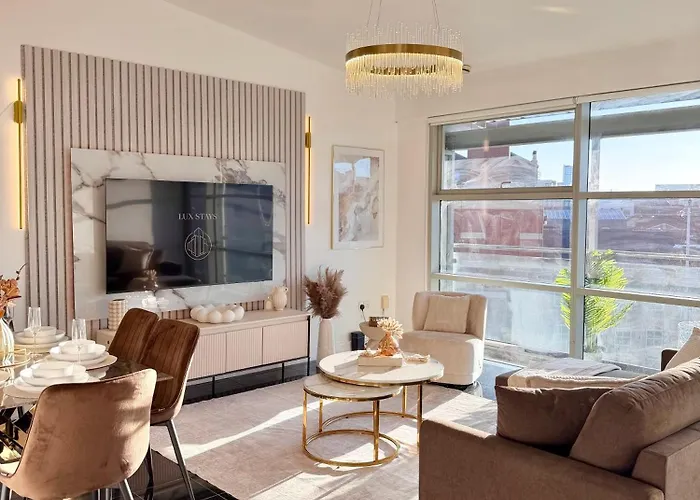 Lux 2-bed Centre Sleeps 6 Free Parking Balcony Near Station & Millennium Square View * Leeds (West Yorkshire)