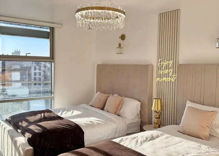 Lux 2-bed Centre Sleeps 6 Free Parking Balcony Near Station & Millennium Square View Апартаменти *