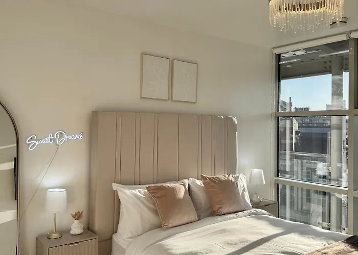 Lux 2-bed Centre Sleeps 6 Free Parking Balcony Near Station & Millennium Square View Leeds (West Yorkshire)