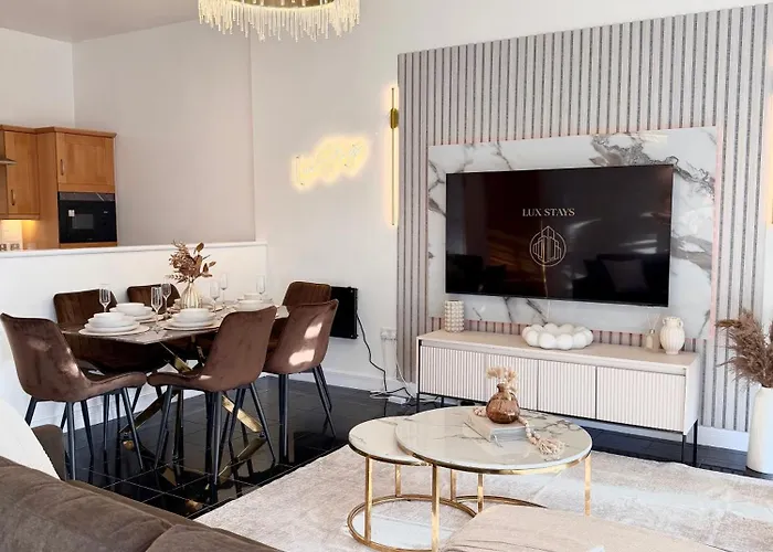 Lux 2-bed Centre Sleeps 6 Free Parking Balcony Near Station & Millennium Square View * Leeds (West Yorkshire)