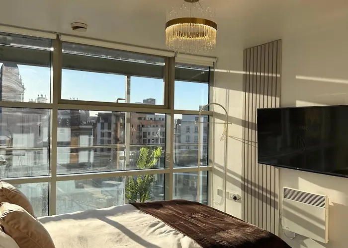 Lux 2-bed Centre Sleeps 6 Free Parking Balcony Near Station & Millennium Square View * Leeds (West Yorkshire)