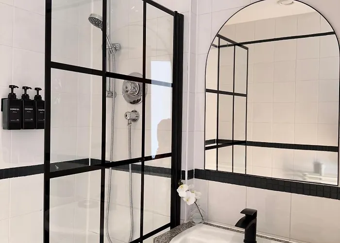 Lux 2-bed Centre Sleeps 6 Free Parking Balcony Near Station & Millennium Square View Апартаменти Лідс