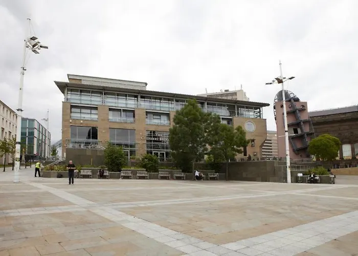 Lux 2-bed Centre Sleeps 6 Free Parking Balcony Near Station & Millennium Square View * Leeds (West Yorkshire)