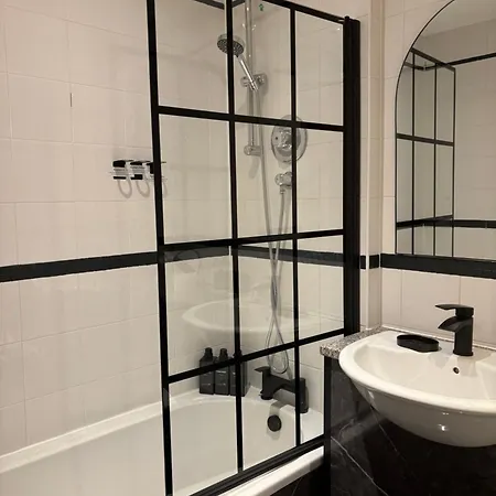 Lux 2-bed Centre Sleeps 6 Free Parking Balcony Near Station & Millennium Square View Апартаменты Лидс
