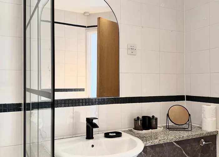 Lux 2-bed Centre Sleeps 6 Free Parking Balcony Near Station & Millennium Square View Appartement Leeds (West Yorkshire)